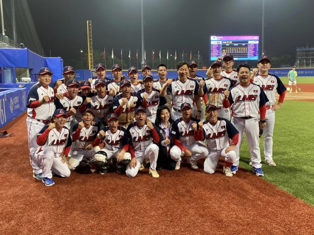 On September 27 2023, Laos defeated Singapore in the Hangzhou Asian Games baseball preliminaries and achieved its first win in the tournament's history. The Laos national baseball team enjoying victory after the game. (Photo: Lao Baseball Federation)