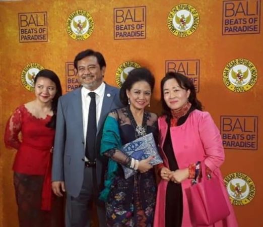 Cherry (Lee Yeon-Sil) with Uzbek ladies in Tashkent, Uzbekistan 
