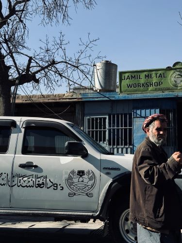 In Afghanistan, the white SUV is a symbol of power. Considering that the Taliban emblem and flag were engraved on it, the owner of the vehicle is presumed to be a Taliban official.