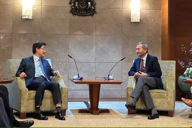 South Korean presidential adviser Park Cheol-hee meeting Foreign Minister Vivian Balakrishnan in Singapore on May 3. PHOTO: SOUTH KOREAN EMBASSY IN SINGAPORE